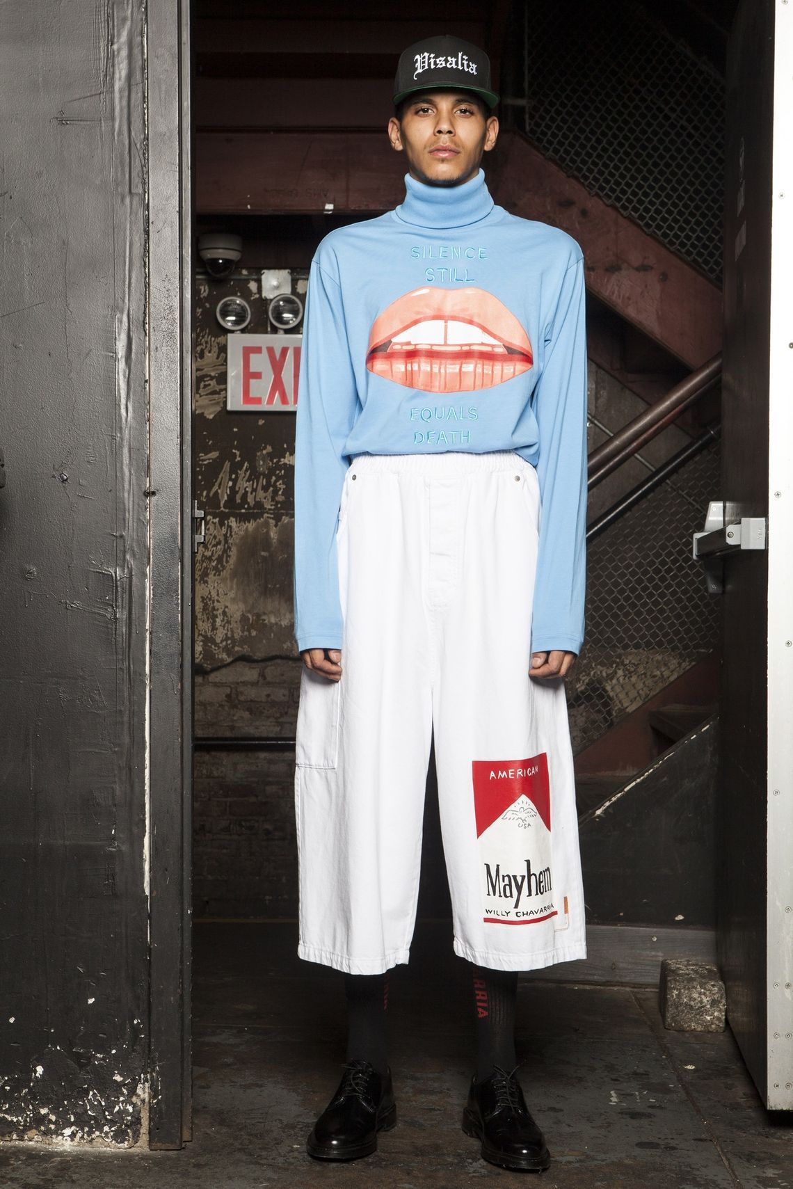 „How Can I Tell My Mom & Dad?” Na jego T-shirtach pojawiło się pytanie, które kołacze w głowie każdego geja