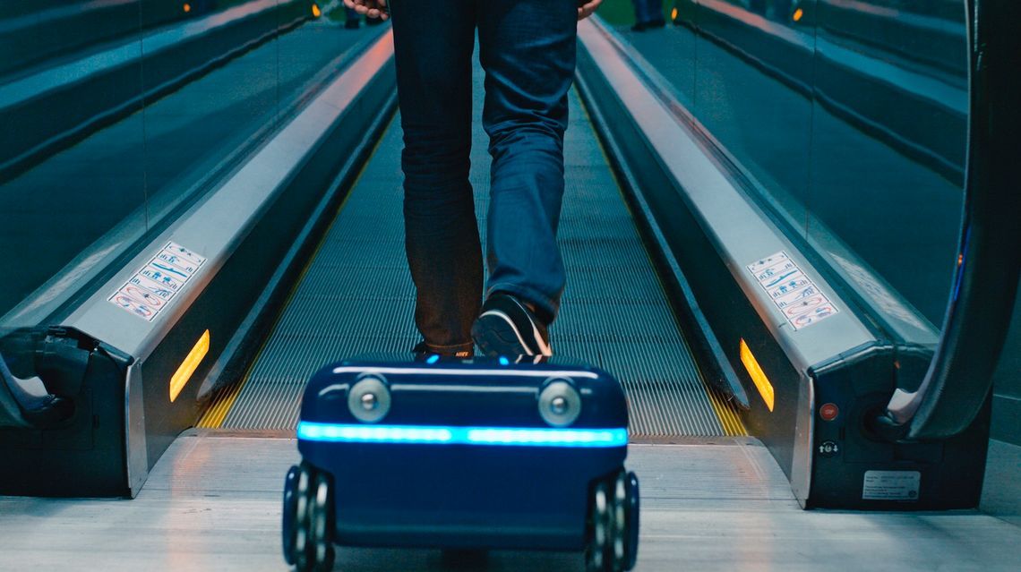 Walizka, która sama podąża za człowiekiem? To możliwe.