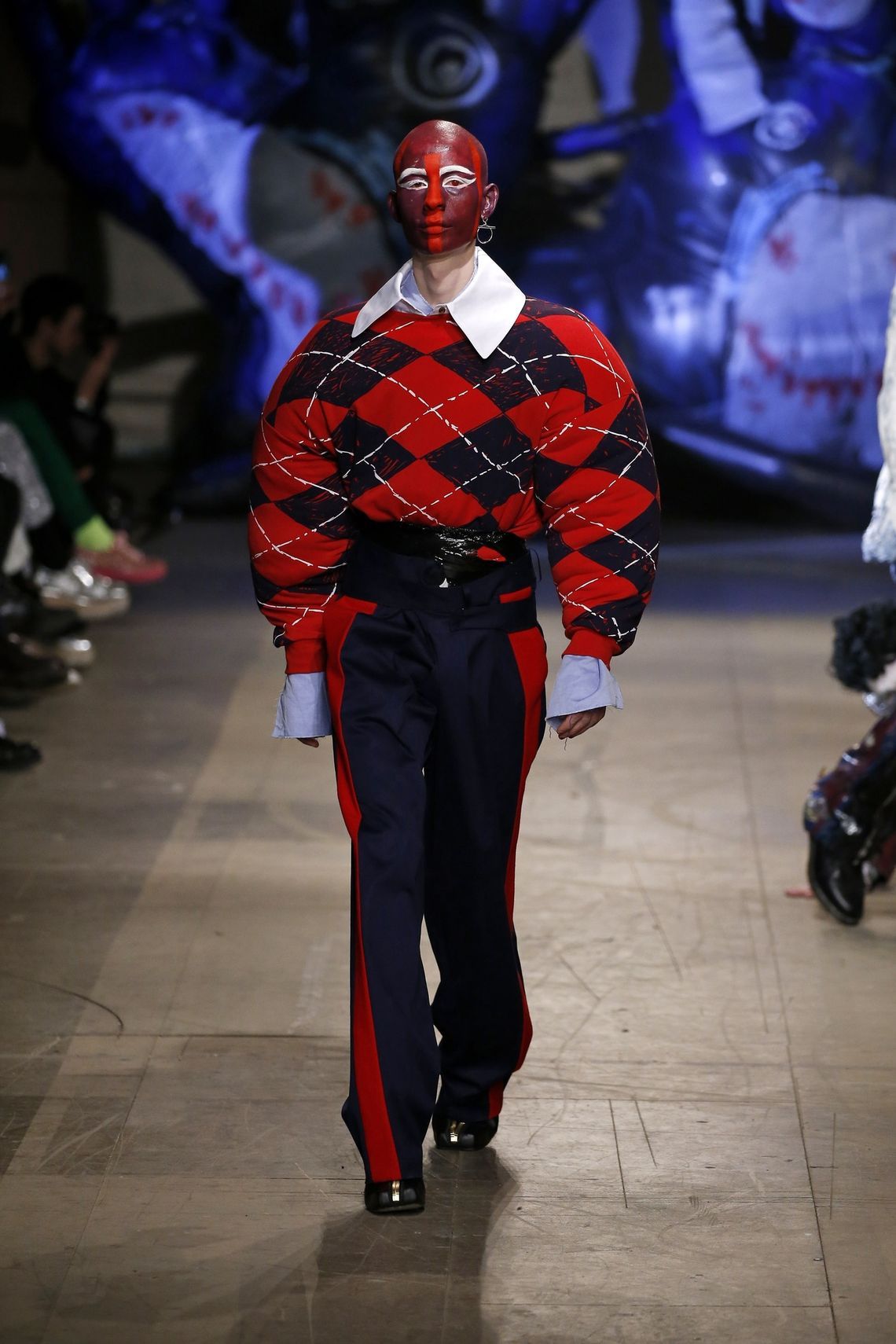 Ta kolekcja to opowieść o bólu geja narażonego na brutalną, szkolną agresję. Charles Jeffrey to nowa gwiazda brytyjskiej mody