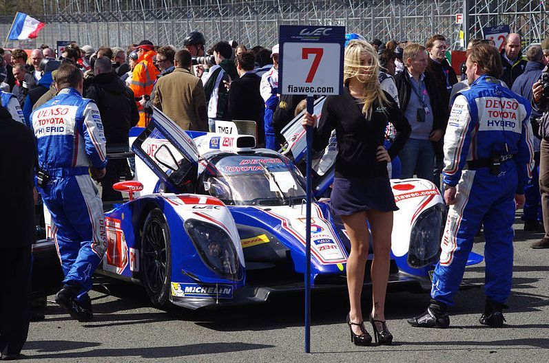 Koniec z seksizmem w motosporcie? Formuła 1 rezygnuje ze skąpo ubranych hostess