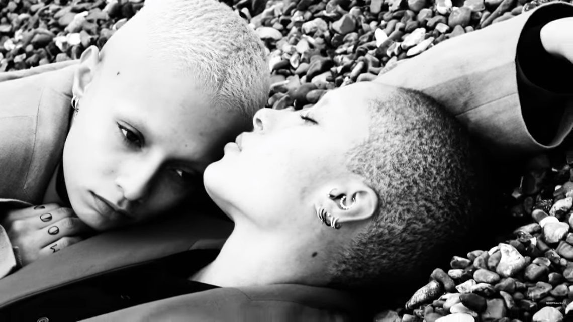 Bohaterką filmu jest lesbijska miłość i styl skinheadowski. W rolach głównych top modelka Adwoa Aboah