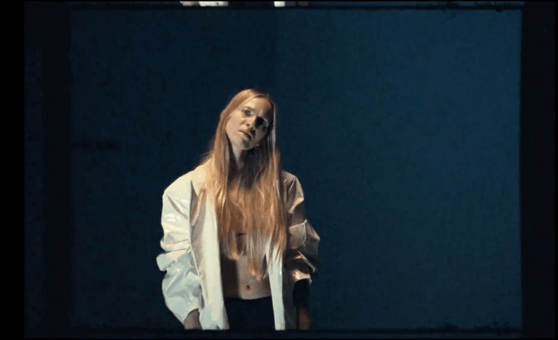 Mary Komasa i Baasch w pięknym klipie nakręconym taśmą 16 mm. Za reżyserię odpowiada Bartek Wieczorek