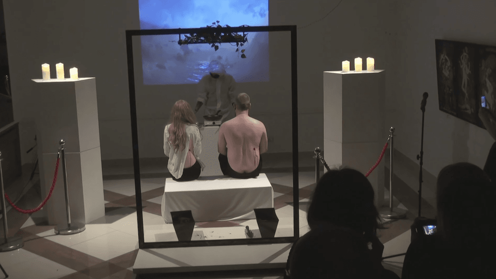 Burza po "kanibalistycznym" performansie w galerii sztuki. Artysta odpiera zarzuty