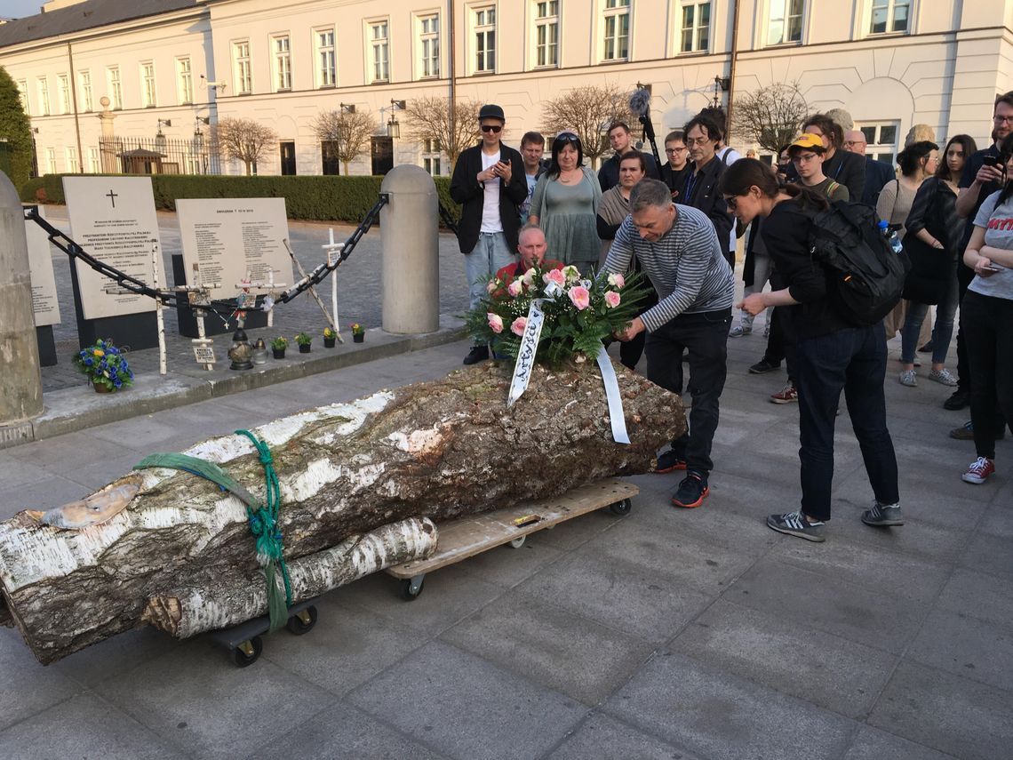 Paweł Althamer przywiózł pod Pałac Prezydencki podobiznę Lecha Kaczyńskiego  wyrzeźbioną w brzozie [RELACJA]