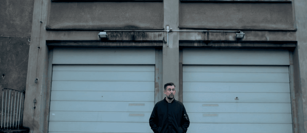 "Spójrzmy prawdzie w oczy - jesteśmy ludźmi z bloków". Sokół, Muniek i Vienio w serialu o polskich blokowiskach