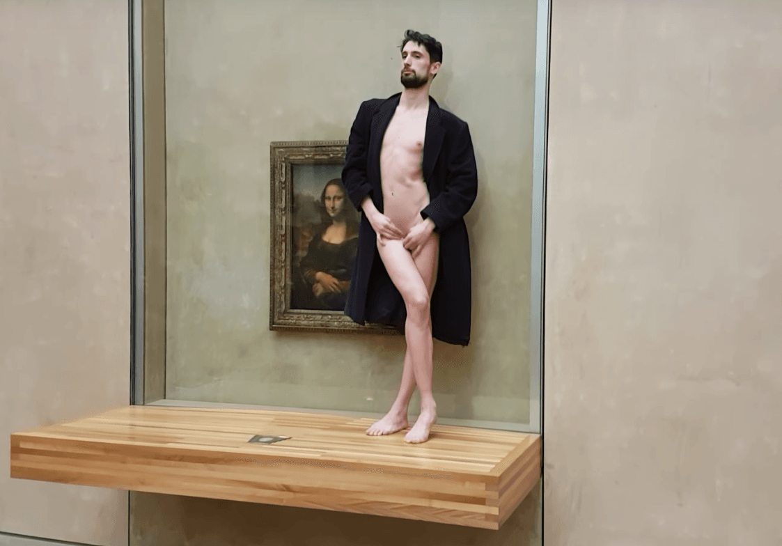 Performer rozbiera się do naga przed Mona Lisą oraz innymi dziełami wielkich mistrzów by "dokonywać symbolicznej kastracji"