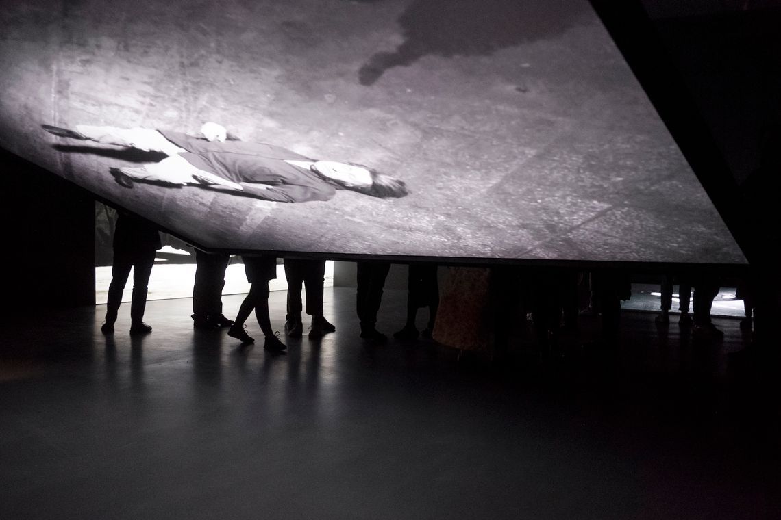 Wielkie upadanie w U-jazdowskim. Grzegorz Stefański uchwycił moment bezwładu ludzkiego ciała