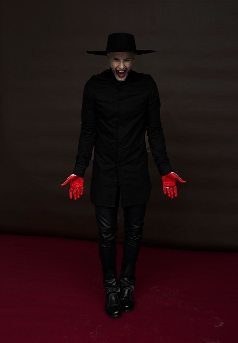 Chce korzystać z życia, zamiast być w niewoli zabobonu. Na świecie byłby traktowany jak dobro narodowe, w Polsce mierzy się z hejtem i pozwami