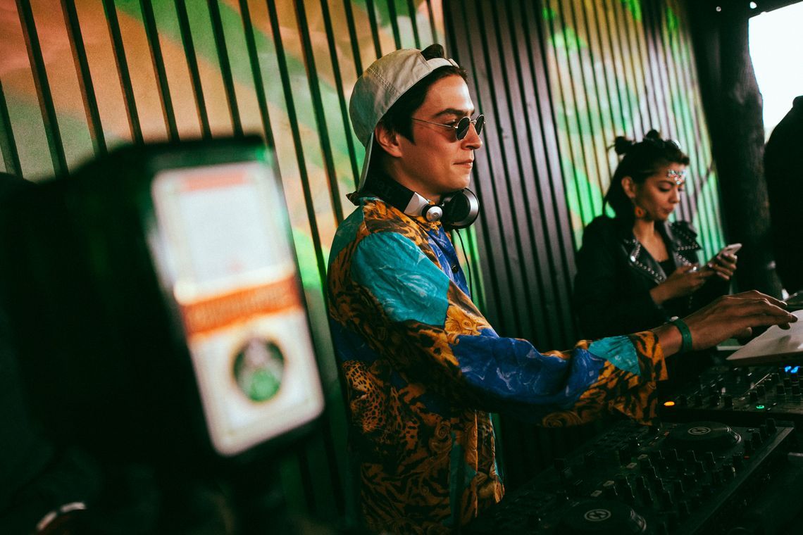 „Nie ma lepszych i gorszych gatunków”. Kolejna dawka muzycznych tipów od Nikodema Rozbickiego i Antka Regulskiego, połowy duetu AM Radio