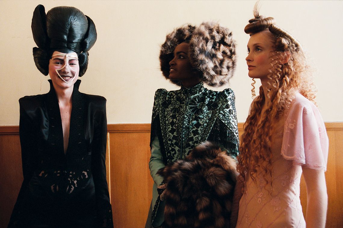 Pełna paleta emocji w filmowej biografii wizjonera mody. „McQueen” pochłania bez reszty [recenzja]