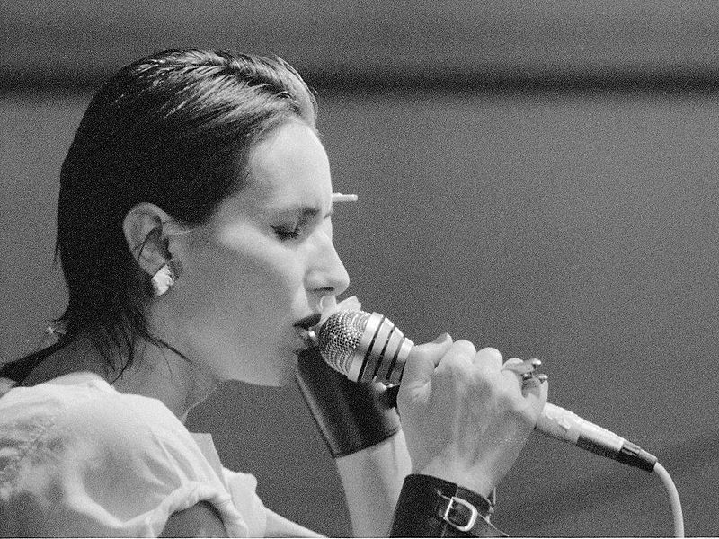 Odeszła Kora - najwybitniejsza polska frontmanka. Oto 8 wspaniałych piosenek Maanamu, których dzisiaj słuchamy