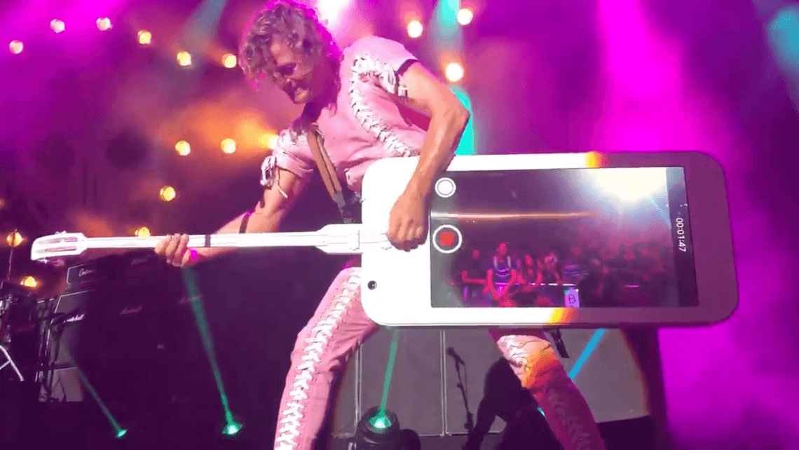 Gitarzysta duńskiego zespołu gra koncert na gigantycznym iPhonie i nagrywa publiczność [wideo]