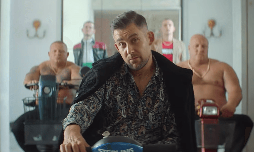 Sokół prześmiewczym teledyskiem daje konkurencji popalić [wideo]