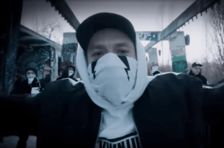 Reżyser "Ślepnąc od świateł" wcielił się w rapera w swoim serialu. Reakcje: "Schował cały uliczny rap w jednym kawałku"