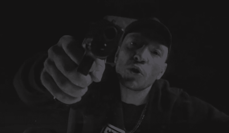 Piorun powraca z nowym klipem i odzieżą "Sztywniutko", z której dochód pójdzie na słuszny cel