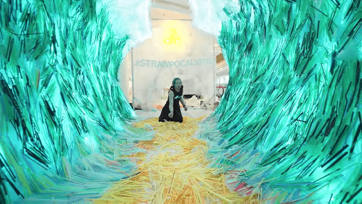 Kanadyjski artysta stworzył rzeźbę z 168 tys. używanych plastikowych słomek. Pokazuje problem zanieczyszczenia środowiska