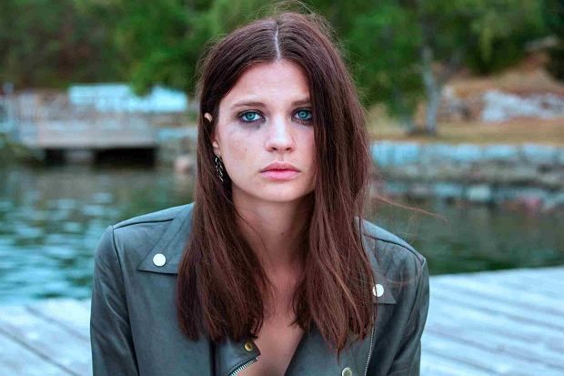 "Ruchome piaski" - thriller o nastolatkach uciekających od problemów z pomocą używek i pieniędzy [recenzja]