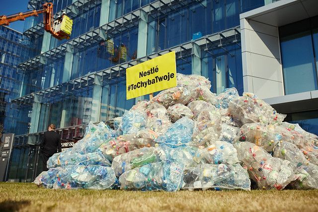 Spektakularna akcja Greenpeace. Przed warszawską siedzibą Nestlé położono 350 kg plastikowych śmieci