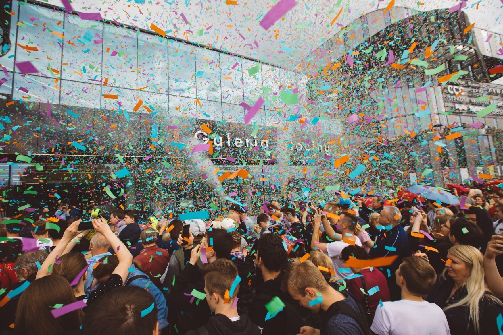 Huczne otwarcie Galerii Młociny. Tysiące odwiedzających przywitały Gabi Drzewiecka, Joanna Krupa i Joanna Horodyńska