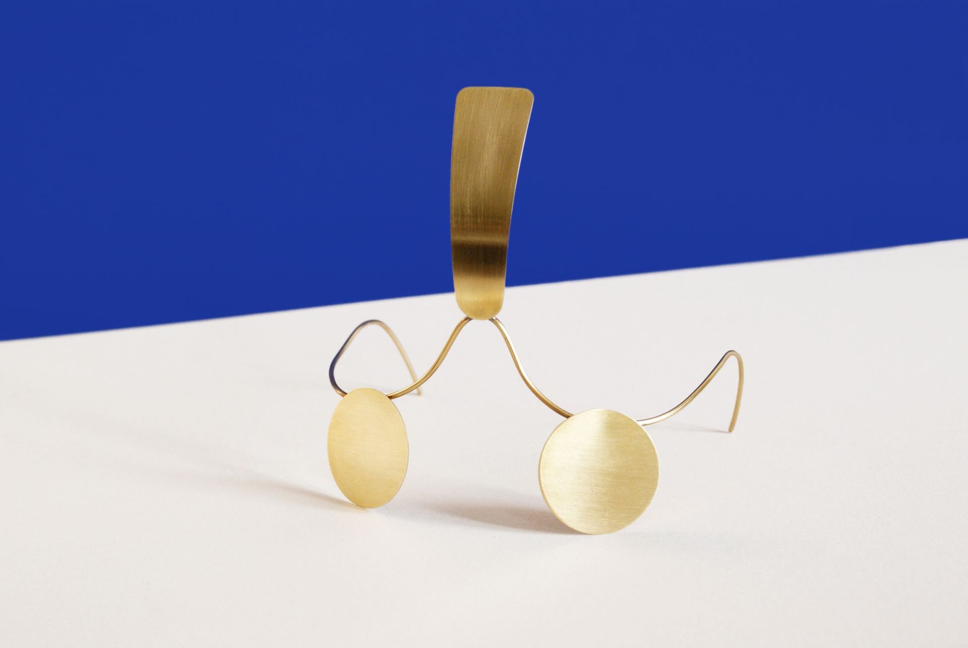 Polska artystka zaprojektowała piękną biżuterię, która zapobiega rozpoznawaniu twarzy przez sztuczną inteligencję