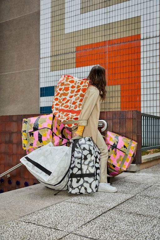 IKEA stworzyła ładne akcesoria dla tych, którzy często się przeprowadzają. Kampania wygląda jak sesja modowa