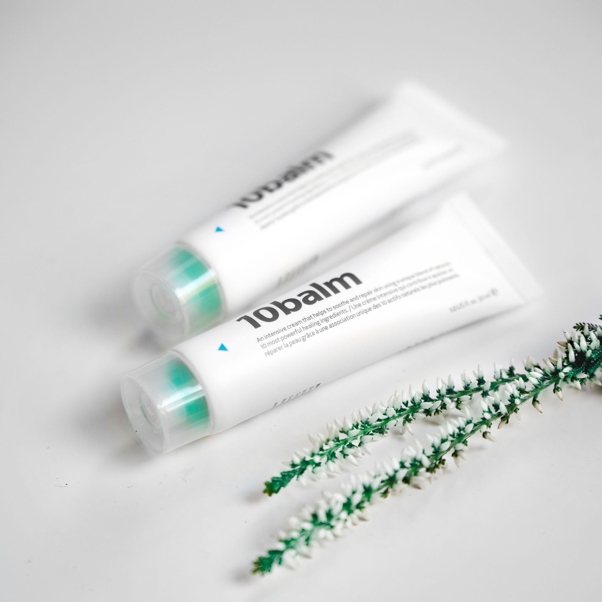 Nawilżający krem Indeed Labs 10balm™ zawiera mleczko pszczele i pyłek kwiatowy. Składa się z aż 10 naturalnych składników