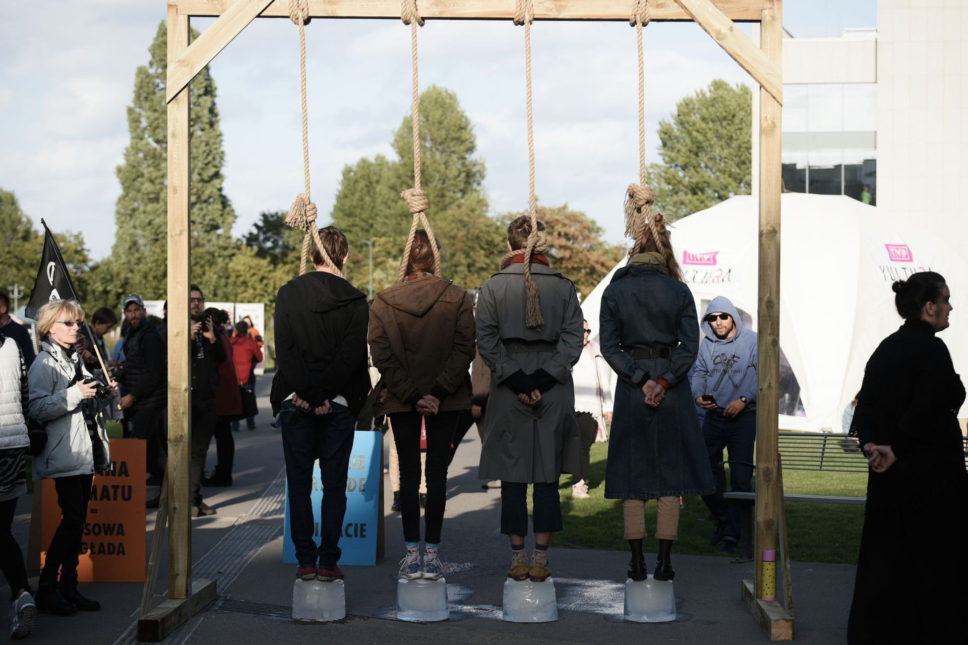 Polscy studenci z pętlami na szyi stanęli na bryłach lodu, by pokazać skutki katastrofy ekologicznej