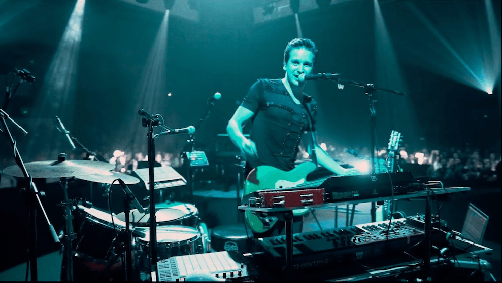 Krzysztof Zalewski sam, otoczony wieloma instrumentami i kilkutysięczną publicznością, wykonuje swój wielki przebój. To zapowiedź trasy solo act