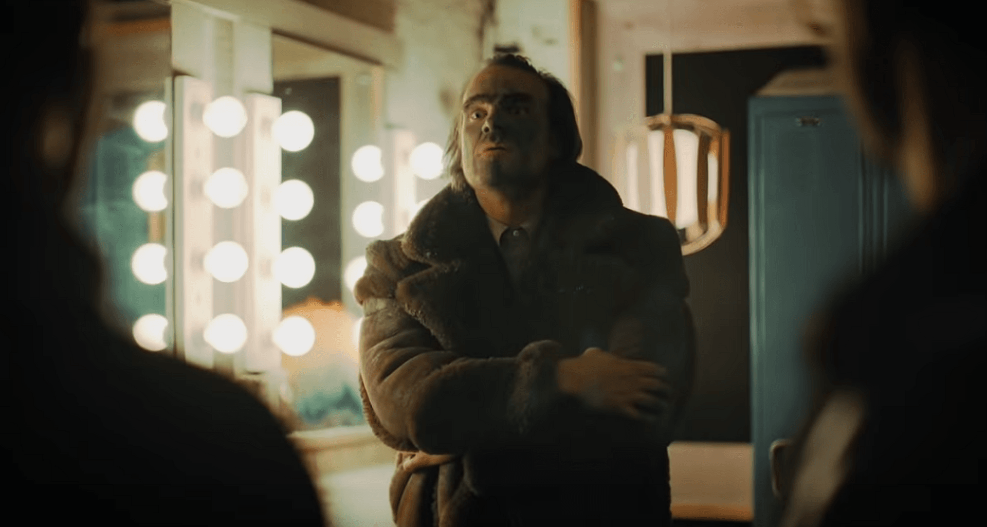 Gwiazdor "Stranger Things" brawurowo parodiuje "Jokera" z pomocą bohaterów Ulicy Sezamkowej