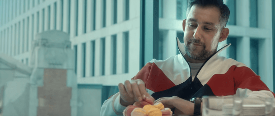 Sokół rewolucjonizuje pracę w korpo w viralowym spocie Samsunga