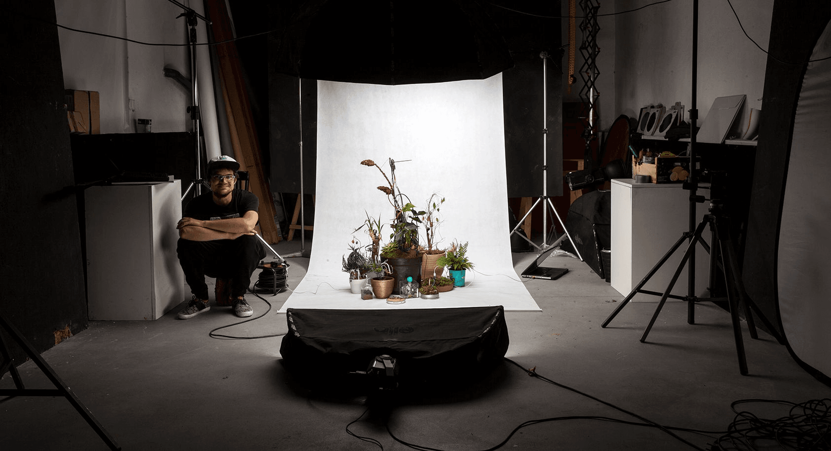 Kuba Garścia – artysta, który założył kwiaciarnię eksperymentalną w duchu upcyklingu. Łączy sztukę, naturę i technologię