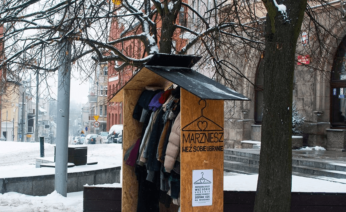 W całej Polsce pojawiły się wieszaki do "Wymiany Ciepła", gdzie można zostawić ubrania dla potrzebujących