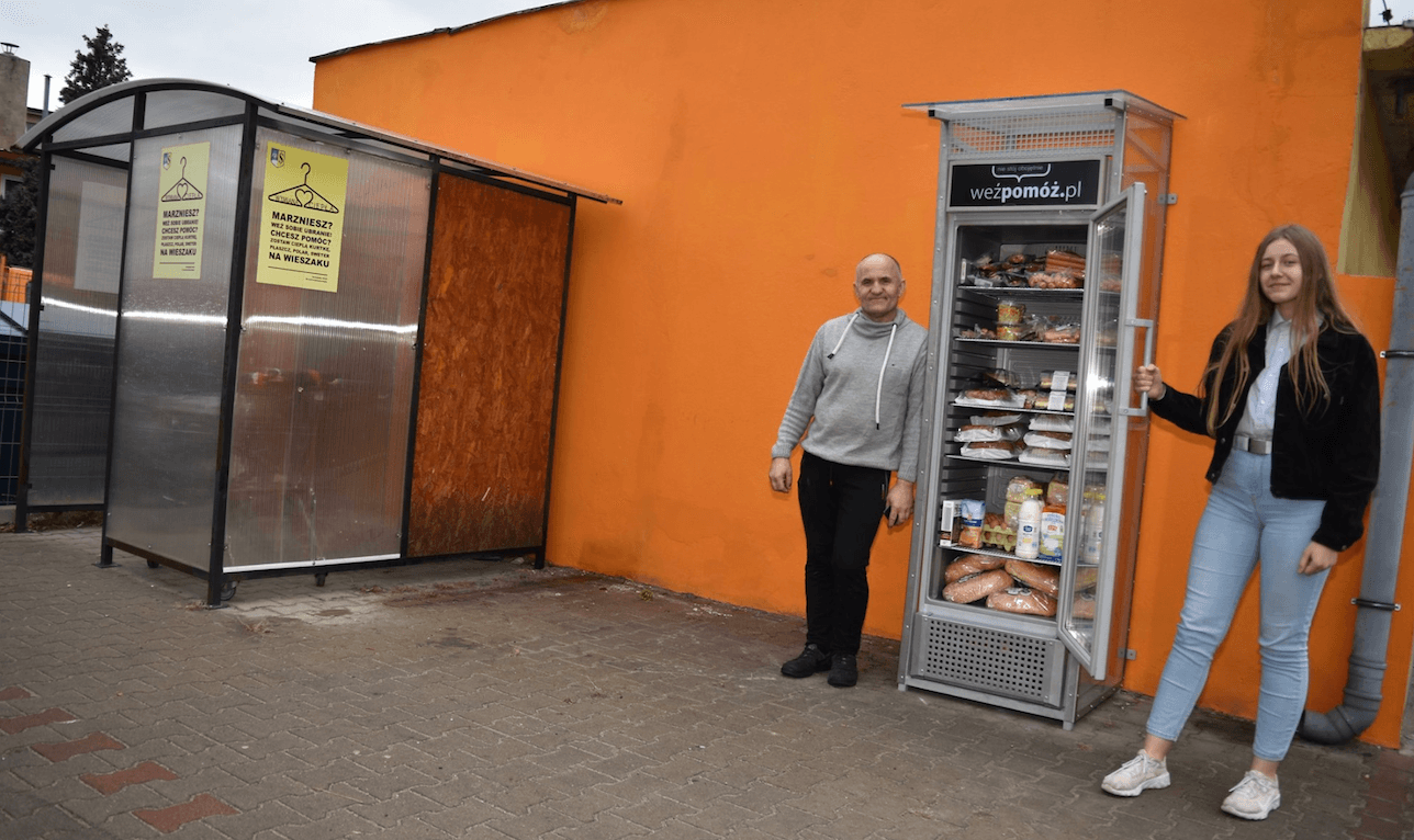 W całej Polsce stoją lodówki społeczne, gdzie można zostawić jedzenie dla potrzebujących