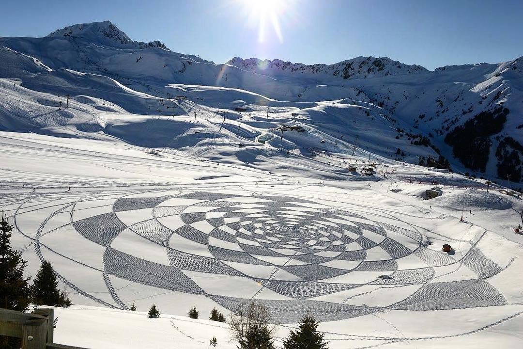 Brytyjski artysta chodzi po śniegu i tworzy niezwykłe wzory