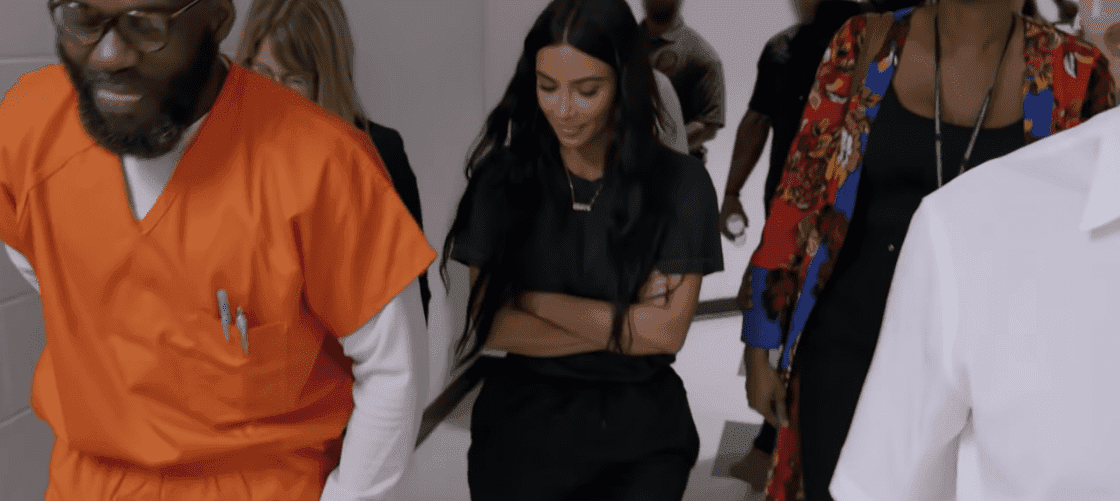 Kim Kardashian odwiedza więźniów i walczy o reformę więziennictwa w nowym dokumencie