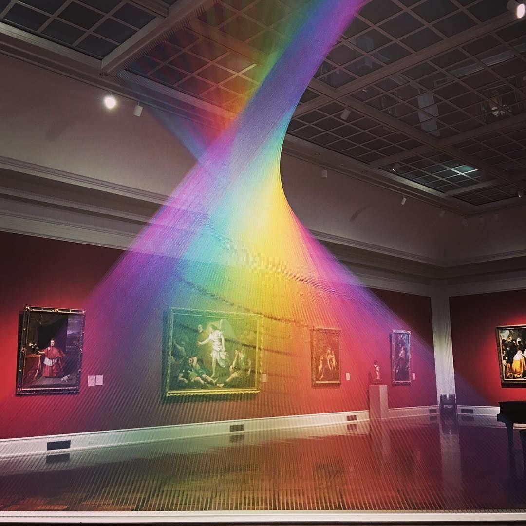 Artysta tworzy niesamowite tęczowe instalacje w muzeach i galeriach na całym świecie
