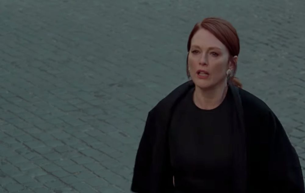 Julianne Moore, Mia Goth i Kyle MacLachlan w nowym filmie Luki Guadagnino. Jest zwiastun „The Staggering Girl”