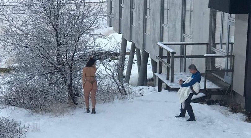 Konto kolekcjonuje filmiki influencerów przyłapanych na pozowaniu