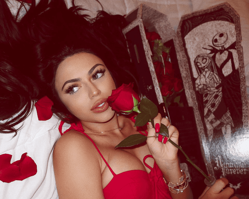 Bukiety z motywami popularnych filmów Disneya. Jedno z opakowań ma kształt trumny