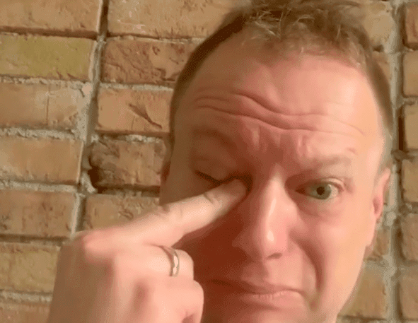 Maciej Stuhr w rewelacyjny sposób parodiuje posłankę Joannę Lichocką. To jednak śmiech przez łzy