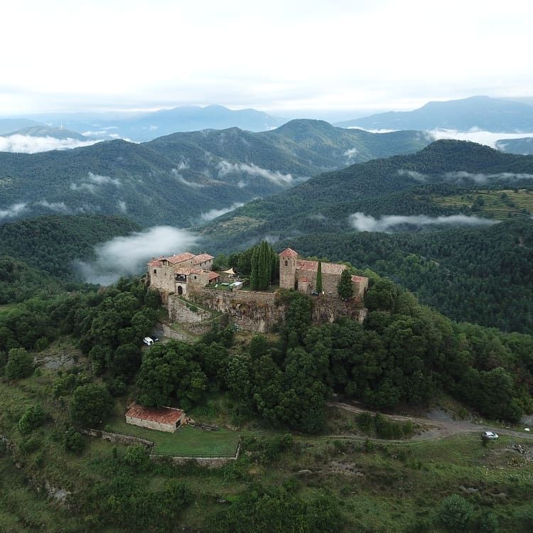 Średniowieczny zamek w Hiszpanii do wynajęcia za grosze. Pomieści nawet 15 osób