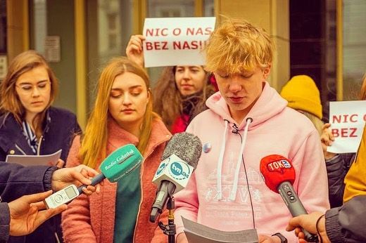 Władze Gdańska i młodzież walczą o "Zdrovve Love", a sceptycy modlą się przed Urzędem Miasta