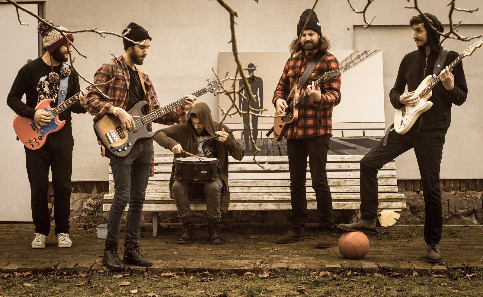 Ludzie to destrukcyjny gatunek. Posłuchajcie nowego utworu z debiutanckiej płyty The Goldbricks