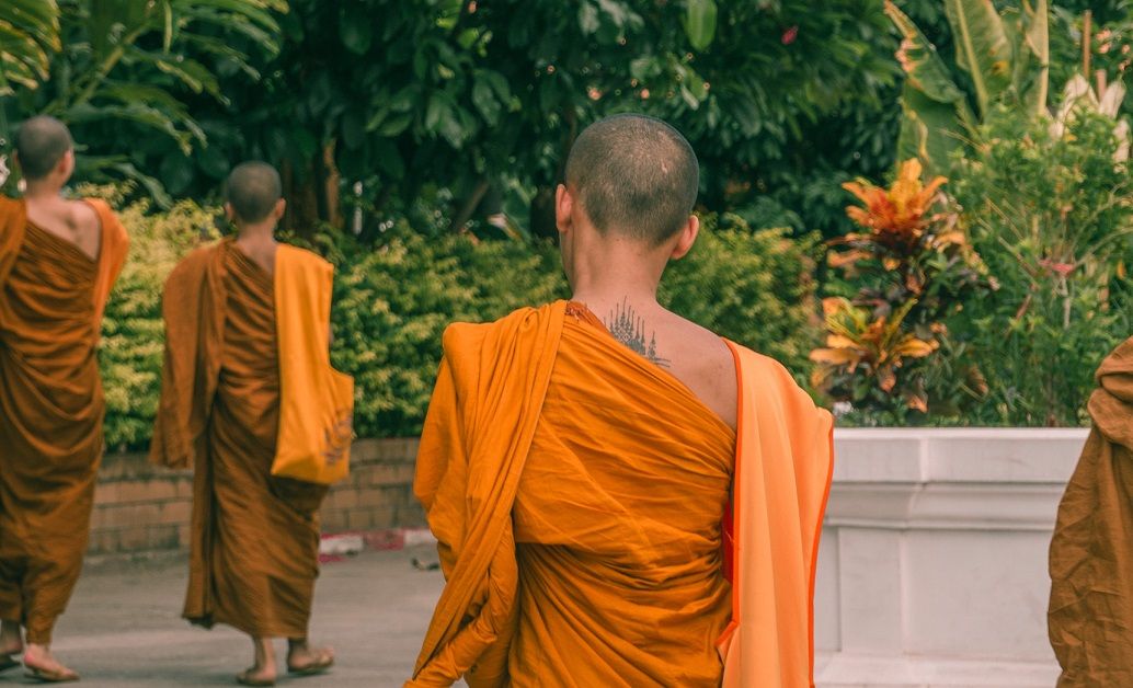 Eko Dalekiego Wschodu: Buddyjscy mnisi noszą szaty z materiału pochodzącego z recyclingu