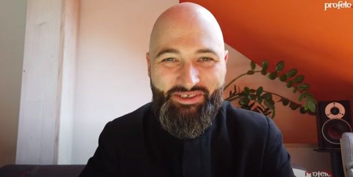 Miliony dla fundacji księdza Olszewskiego, który egzorcyzmował salcesonem wegetariankę