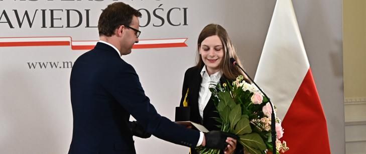 Ministerstwo Sprawiedliwości wyróżniło aktywistkę medalem za zmuszenie 17-latki do rezygnacji z aborcji