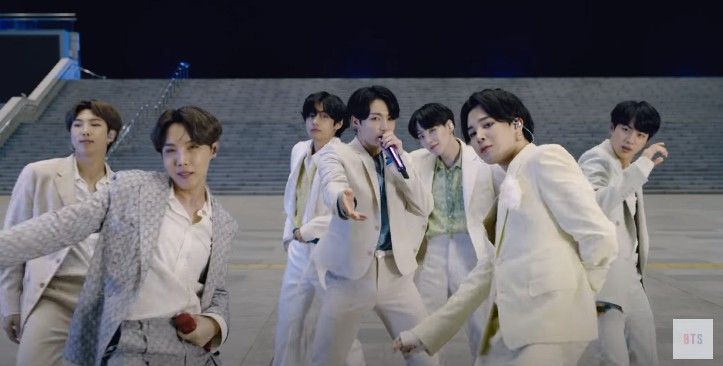 Prowadzący TVP o koreańskim zespole: "Lodziarze". Fani odpowiedzieli internetowym atakiem