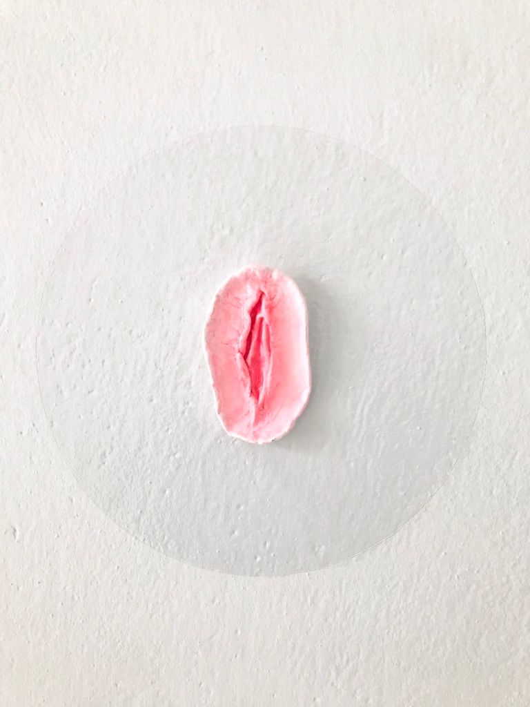 Jak mężczyźni kształtują kobiety? O szkodliwej tradycji opowiada artysta Misha Waks