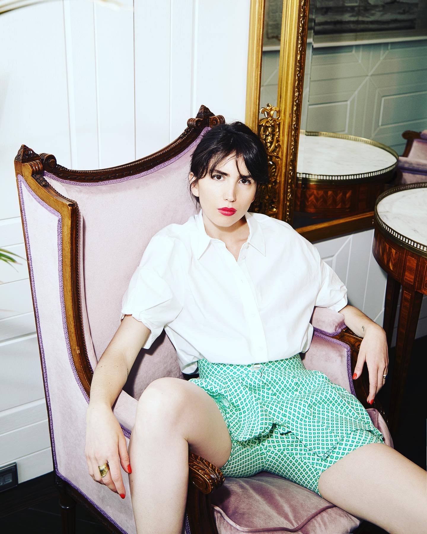 Multikulturowe, pełne romansów życie w utworze Julii Bosski „Parlez Vous Francais”. I dużo pozytywnej energii [klip]