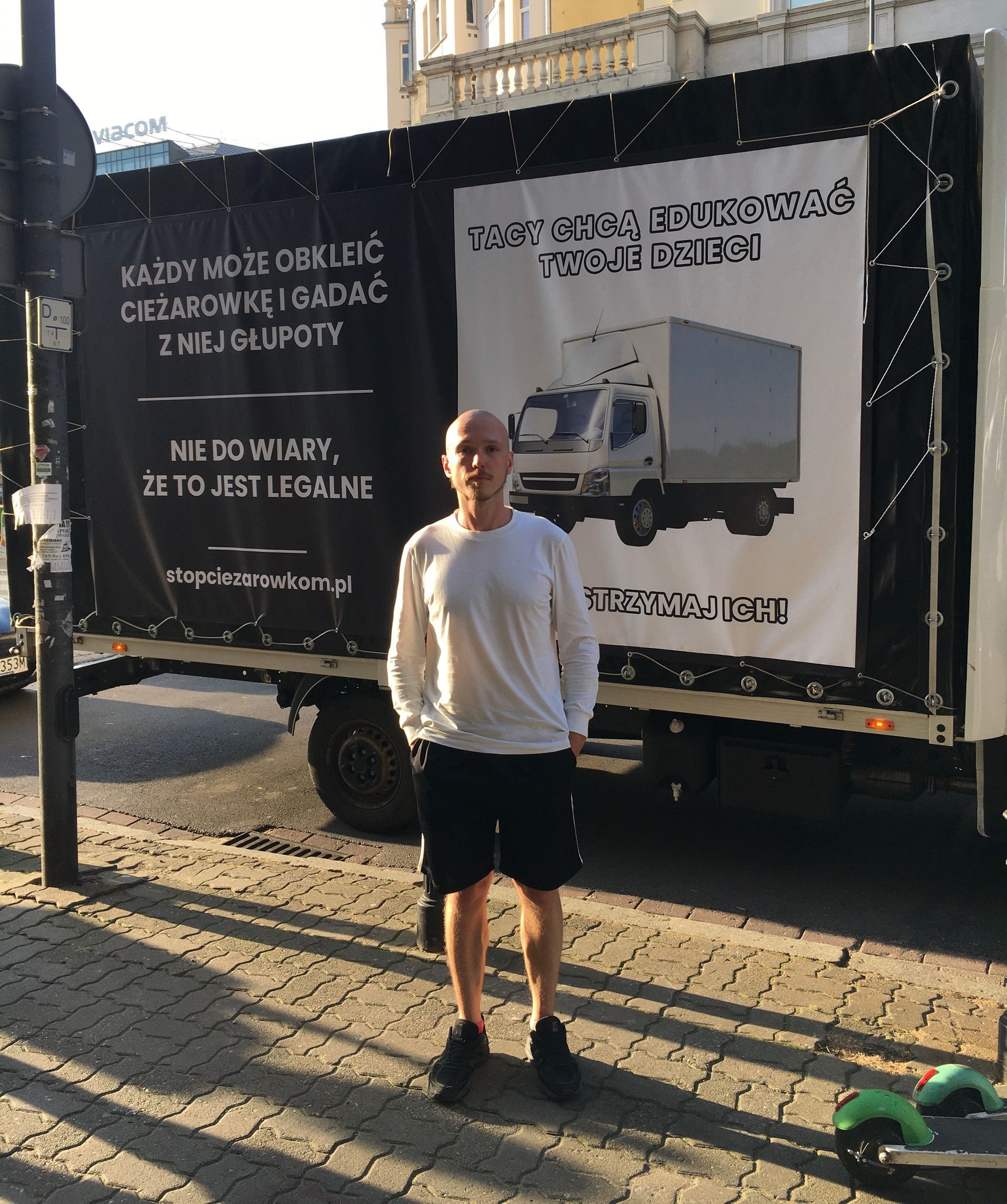 „Każdy może obkleić ciężarówkę i gadać z niej głupoty”. Krzysztof Gonciarz obśmiewa furgonetki anty-LGBT